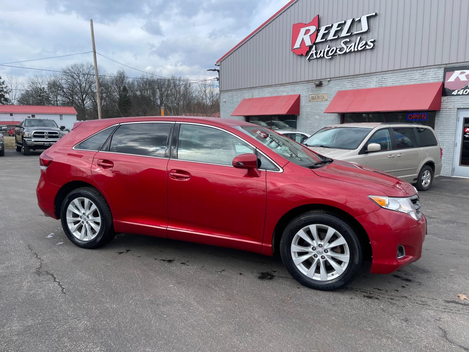 2013 Red /Beige Toyota Venza LE I4 AWD (4T3BA3BB7DU) with an 2.7L I4 DOHC 16V engine, 6-Speed Automatic transmission, located at 547 E. Main St., Orwell, OH, 44076, (440) 437-5893, 41.535435, -80.847855 - This 2013 Toyota Venza LE AWD, equipped with a 2.7L engine and 6-speed automatic transmission, offers a blend of utility and comfort. Features like integrated blind spot mirrors and a touch screen enhance the driving experience, ensuring safety and convenience. The addition of a power driver’s sea - Photo #3